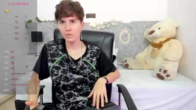 Image 4 of hally_lewis Stream on Chaturbate on 16 months ago