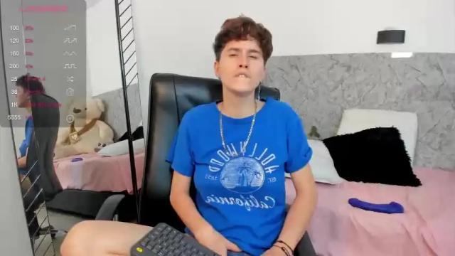 Image 3 of hally_lewis Stream on Chaturbate on 16 months ago