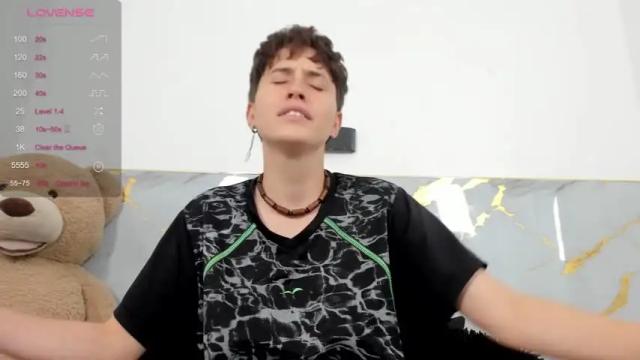 Image 2 of hally_lewis Stream on Chaturbate on 14 months ago