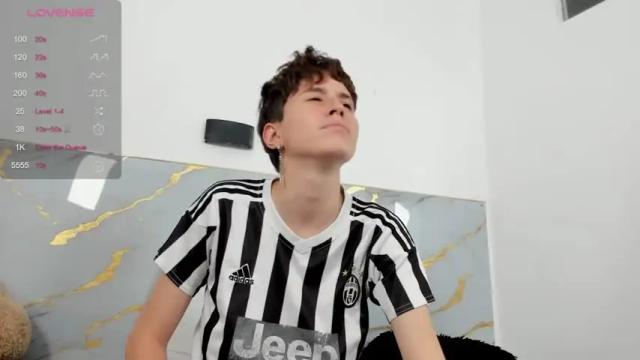 Image 10 of hally_lewis Stream on Chaturbate on 14 months ago