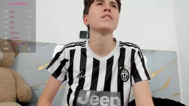 Image 12 of hally_lewis Stream on Chaturbate on 14 months ago