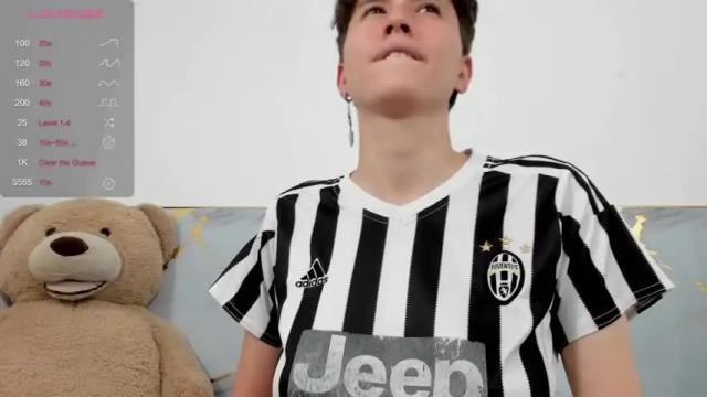 Image 4 of hally_lewis Stream on Chaturbate on 14 months ago