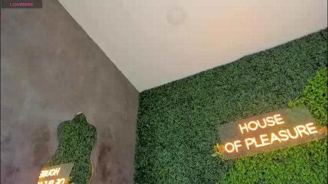 Image 3 of hanna_cupper Stream on Chaturbate on 1 month ago