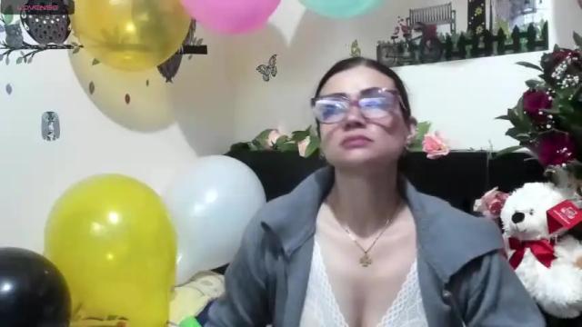 Image 2 of hanna_thompson11 Stream on Chaturbate on 17 months ago