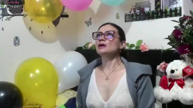 Image 3 of hanna_thompson11 Stream on Chaturbate on 17 months ago