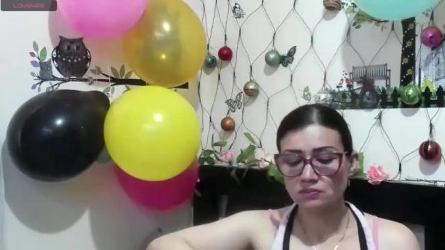 Image 3 of hanna_thompson11 Stream on Chaturbate on 17 months ago