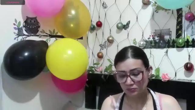 Image 4 of hanna_thompson11 Stream on Chaturbate on 17 months ago