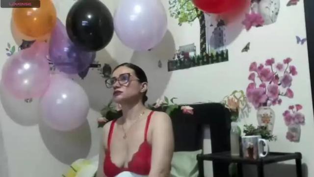 Image 3 of hanna_thompson11 Stream on Chaturbate on 17 months ago