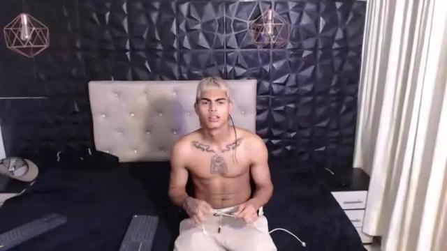 Image 3 of happy_friends00 Stream on Chaturbate on 14 months ago