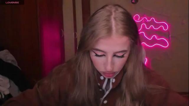 Image 2 of harley_kimm Stream on Chaturbate on 5 months ago