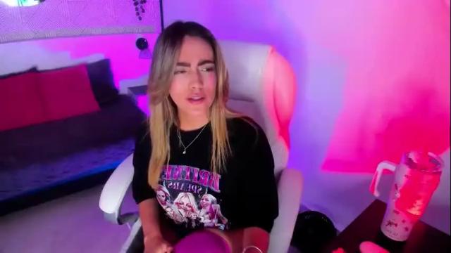 Image 12 of harper_woods Stream on Chaturbate on 22 days ago