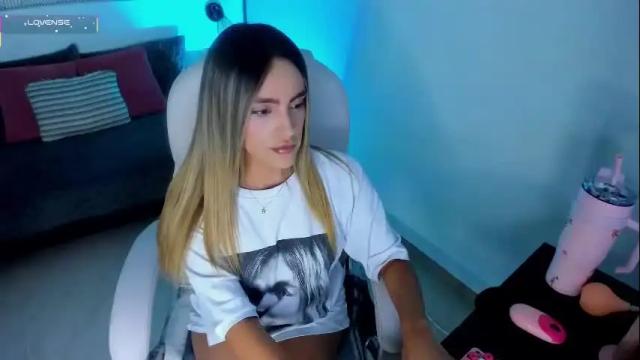 Image 3 of harper_woods Stream on Chaturbate on 1 month ago