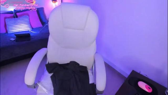 Image 3 of harper_woods Stream on Chaturbate on 1 month ago