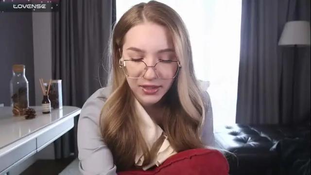 Image 2 of harrieteasley Stream on Chaturbate on 1 month ago