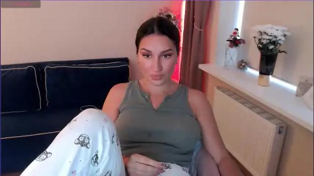 Image 4 of heaven_chloe Stream on Chaturbate on 2 months ago