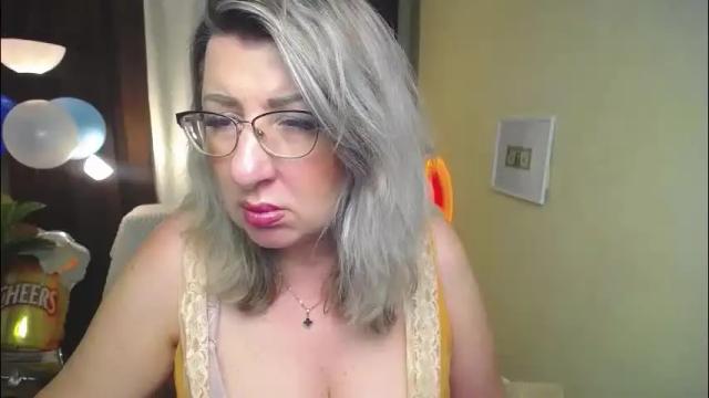 Image 2 of helenenigma Stream on Chaturbate on 1 month ago