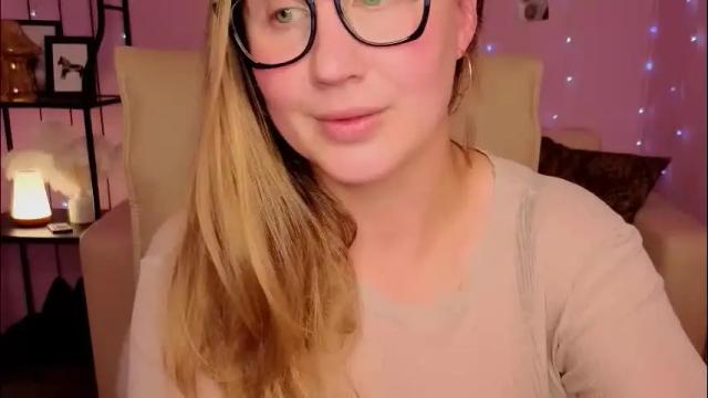 Image 12 of helens_lov Stream on Chaturbate on 2 months ago