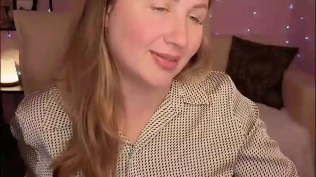 Image 3 of helens_lov Stream on Chaturbate on 1 month ago