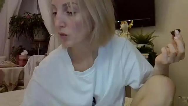 Image 2 of helgayellow Stream on Chaturbate on 17 months ago