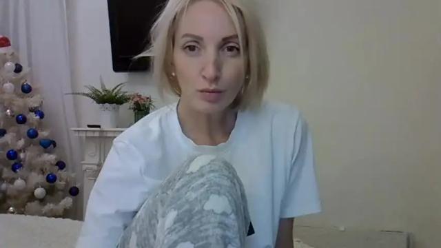 Image 2 of helgayellow Stream on Chaturbate on 17 months ago