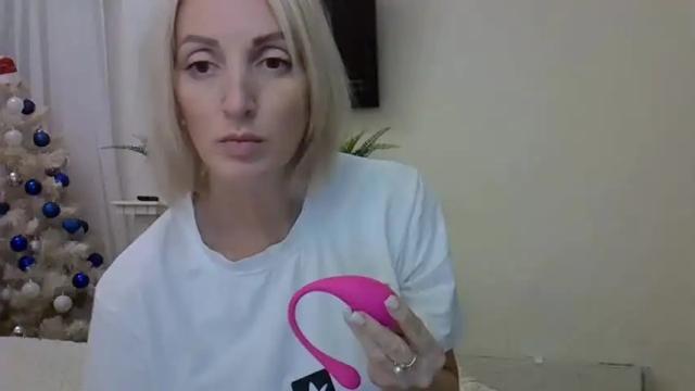 Image 3 of helgayellow Stream on Chaturbate on 17 months ago