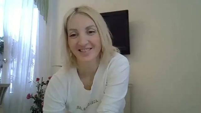 Image 2 of helgayellow Stream on Chaturbate on 16 months ago