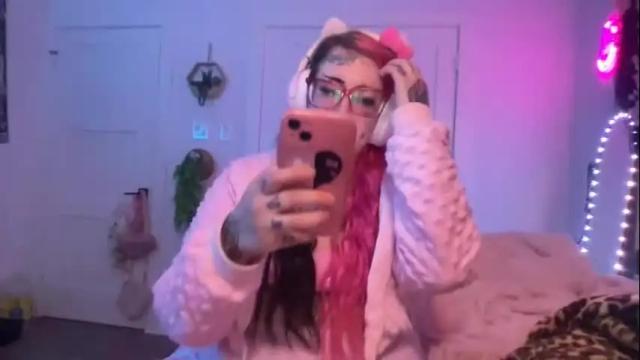 Image 3 of hell0kittyblood Stream on Chaturbate on 1 month ago