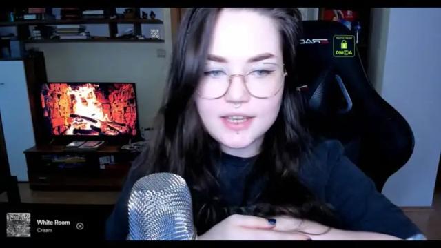 Image 3 of hell_hotline Stream on Chaturbate on 13 months ago