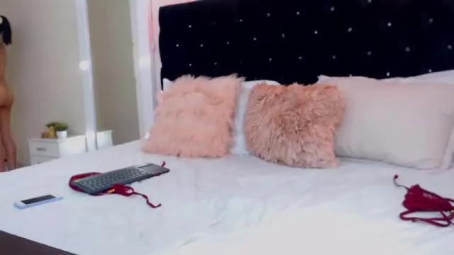 Image 11 of hellen_cristal Stream on Chaturbate on 16 months ago
