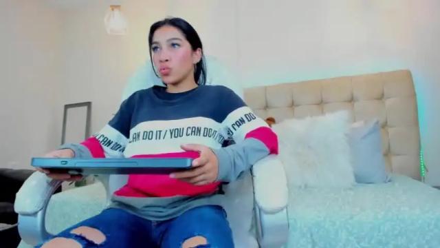 Image 2 of hellen_cristal Stream on Chaturbate on 16 months ago