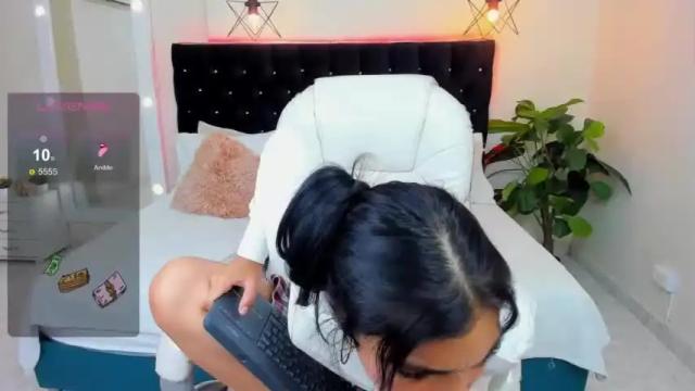 Image 12 of hellen_cristal Stream on Chaturbate on 16 months ago
