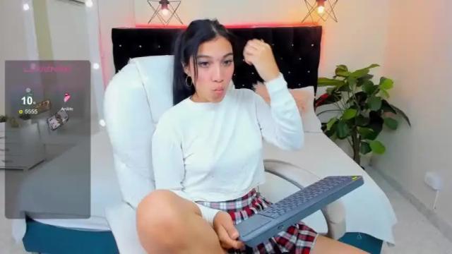 Image 6 of hellen_cristal Stream on Chaturbate on 16 months ago