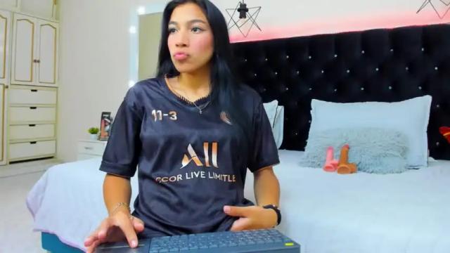 Image 6 of hellen_cristal Stream on Chaturbate on 15 months ago
