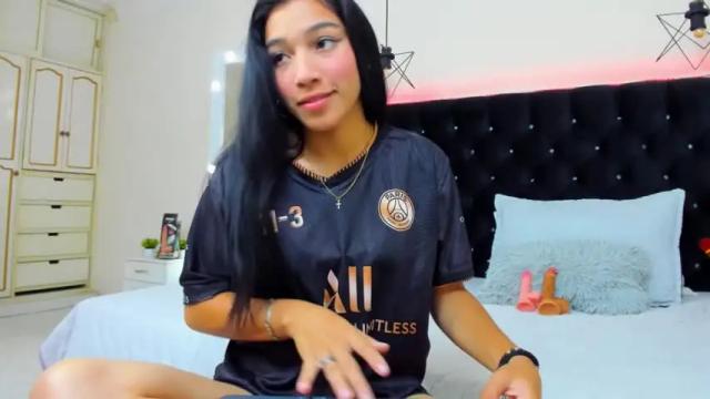 Image 7 of hellen_cristal Stream on Chaturbate on 15 months ago