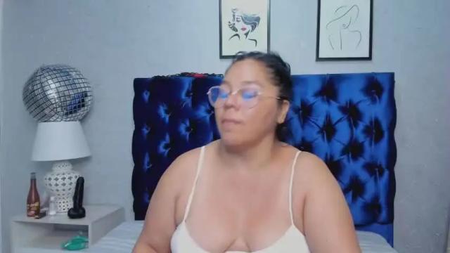 Image 3 of hellen_sweet69 Stream on Chaturbate on 15 months ago