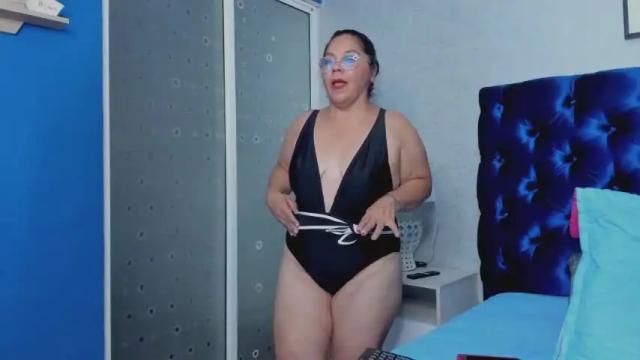 Image 4 of hellen_sweet69 Stream on Chaturbate on 14 months ago
