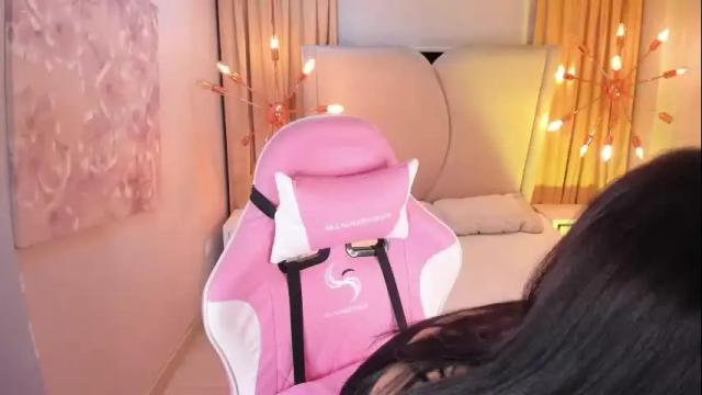 Image 8 of hiilaryfox Stream on Chaturbate on 4 months ago