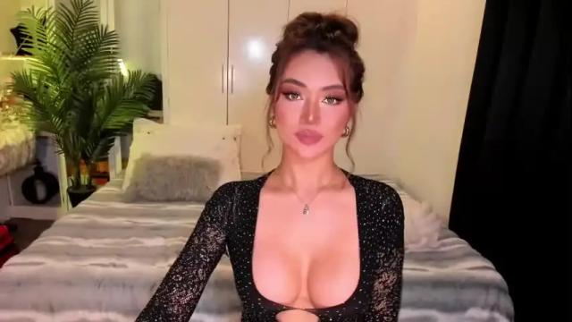 Image 3 of holee_laura Stream on Chaturbate on 1 month ago
