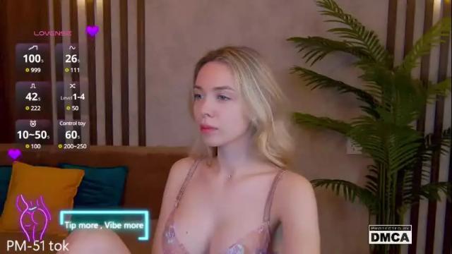 Image 11 of holl1would Stream on Chaturbate on 27 days ago