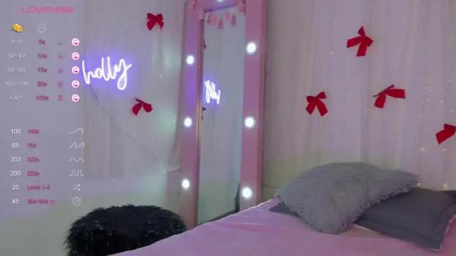 Image 11 of holly_444 Stream on Chaturbate on 14 months ago