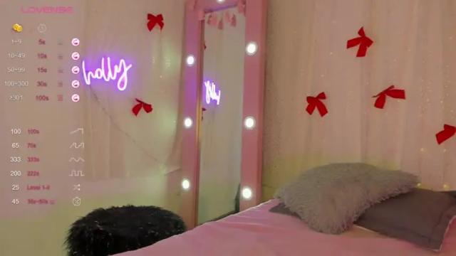 Image 3 of holly_444 Stream on Chaturbate on 14 months ago