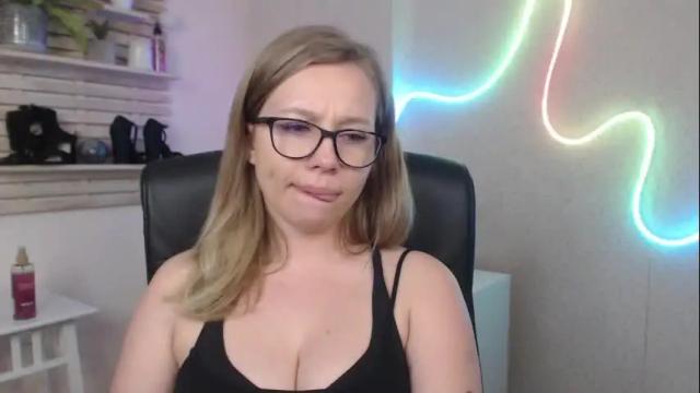 Image 6 of holly_bb95 Stream on Chaturbate on 1 month ago