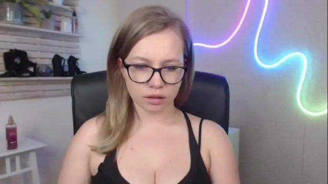 Image 8 of holly_bb95 Stream on Chaturbate on 1 month ago