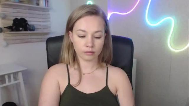Image 4 of holly_bb95 Stream on Chaturbate on 1 month ago