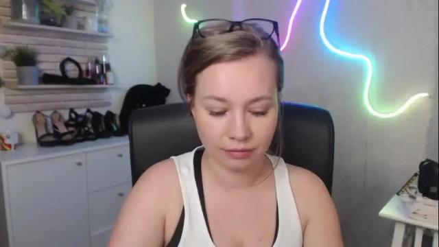 Image 12 of holly_bb95 Stream on Chaturbate on 1 month ago