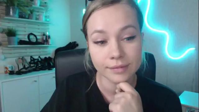 Image 10 of holly_bb95 Stream on Chaturbate on 1 month ago