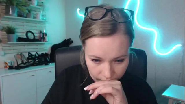 Image 12 of holly_bb95 Stream on Chaturbate on 1 month ago