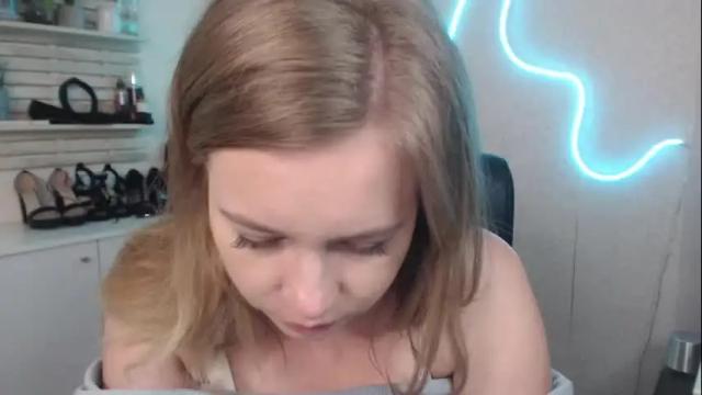 Image 7 of holly_bb95 Stream on Chaturbate on 13 days ago