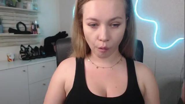 Image 4 of holly_bb95 Stream on Chaturbate on 11 days ago