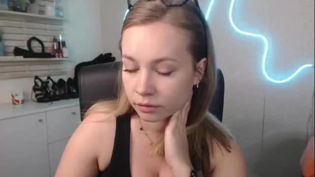 Image 8 of holly_bb95 Stream on Chaturbate on 11 days ago